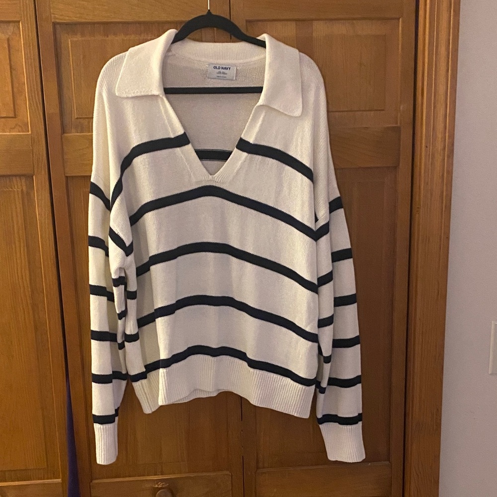 GAP Women's V-Neck Sweater in White and Black Stripes
